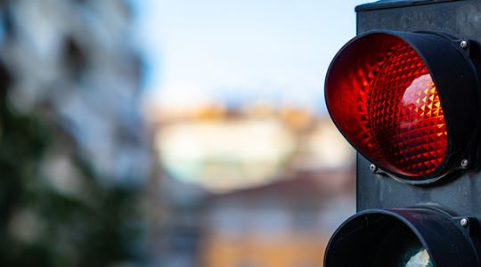 Ett trafikljus som signalerar röt ljus