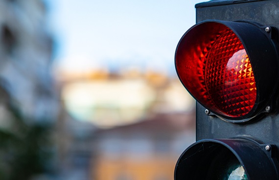 Ett trafikljus som signalerar röt ljus
