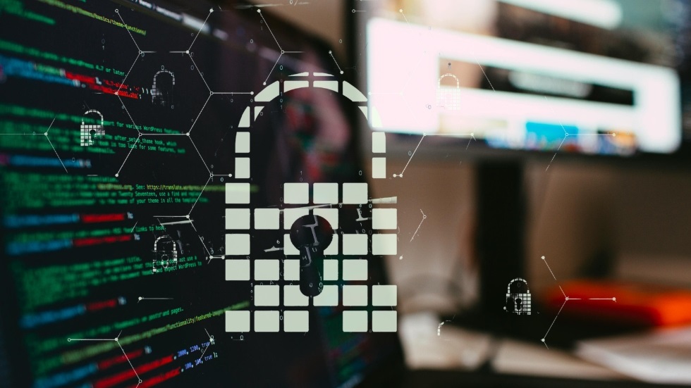 Mörk datorskärm med ett hänglås framför.