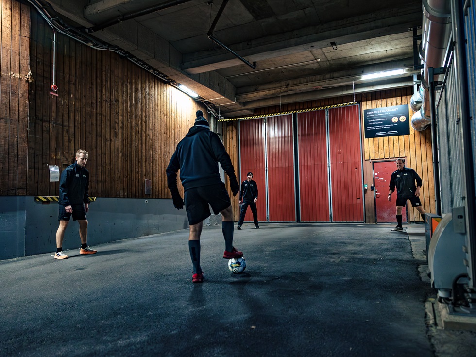 Tre hockeydomare som värmer upp med bollspel innan match.