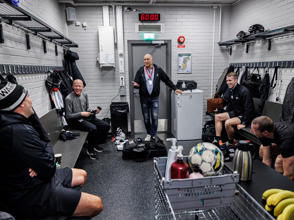 Domarvärden pratar med domarna i omklädningsrummet