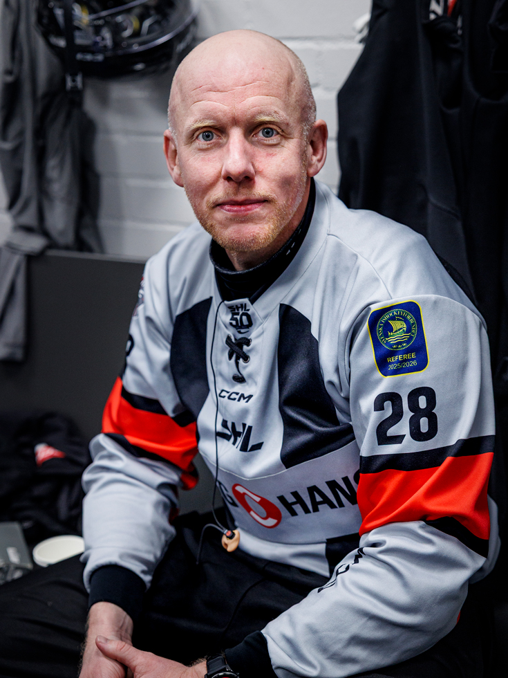 Porträtt av huvuddomaren Mikael Holm.