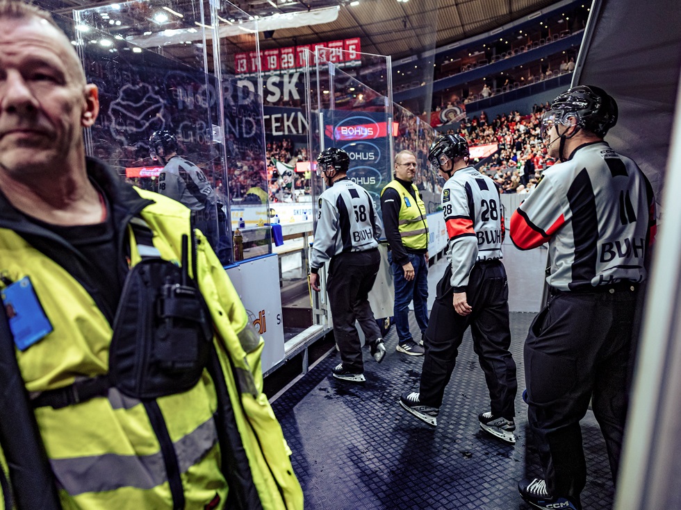 Domarna på väg ut ur tunneln och ut på isen.