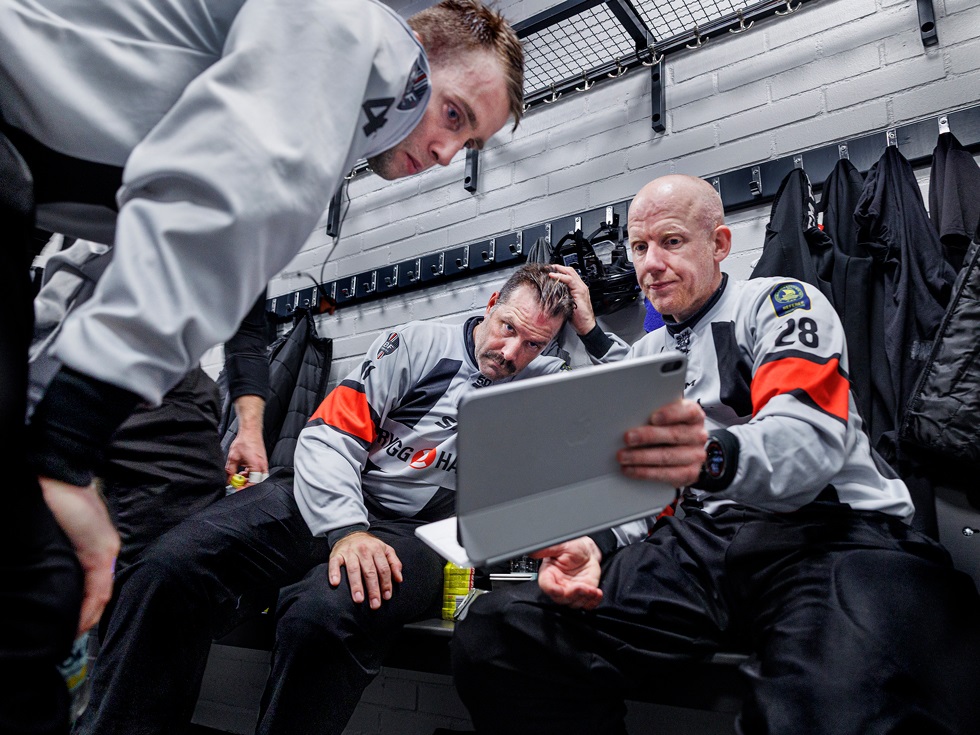 I en paus tittar domarna tillsammans på en surfplatta och diskuterar en utvisningssituation.