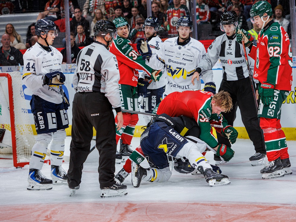 Domarna betraktar en fajt mellan spelarna.