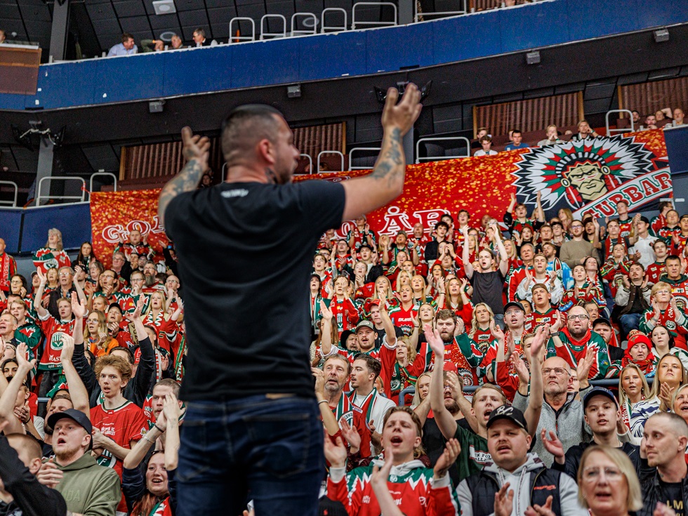 Frölunda HC:s hejarklack på kortsidan sjunger och trummar.