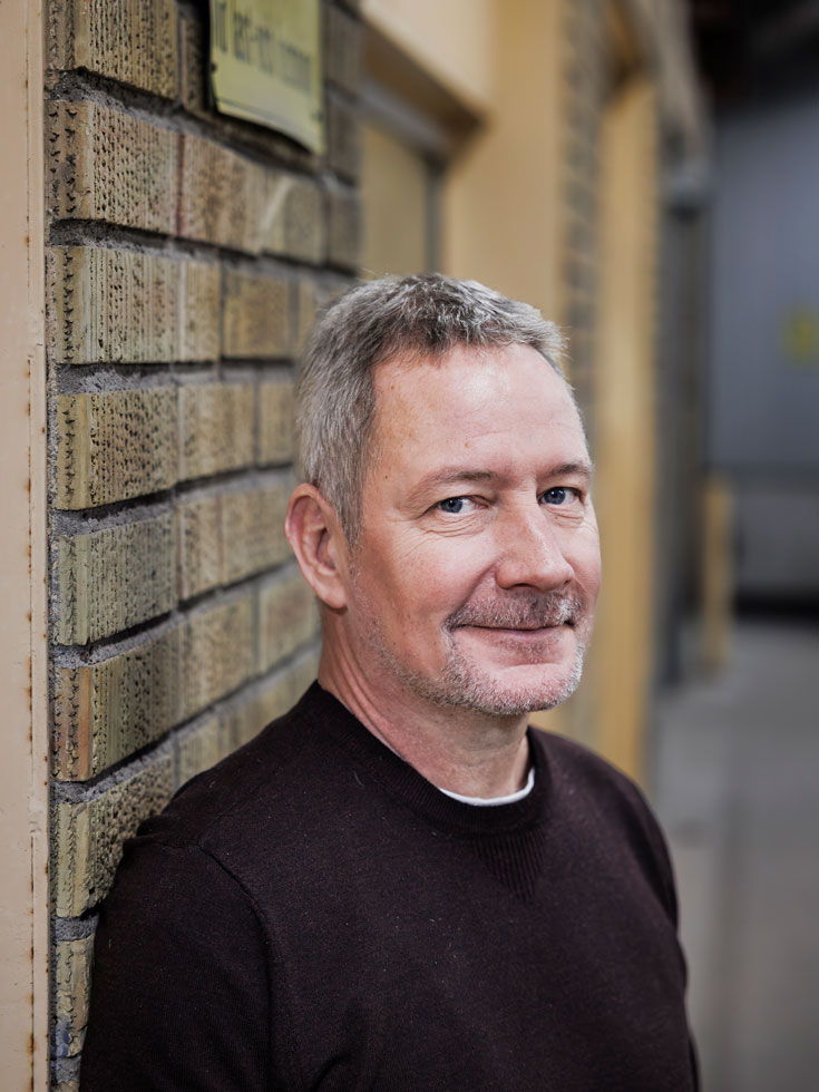 Utomhusporträtt på Richard Sparrenhök som är vd för Iris Hantverk.