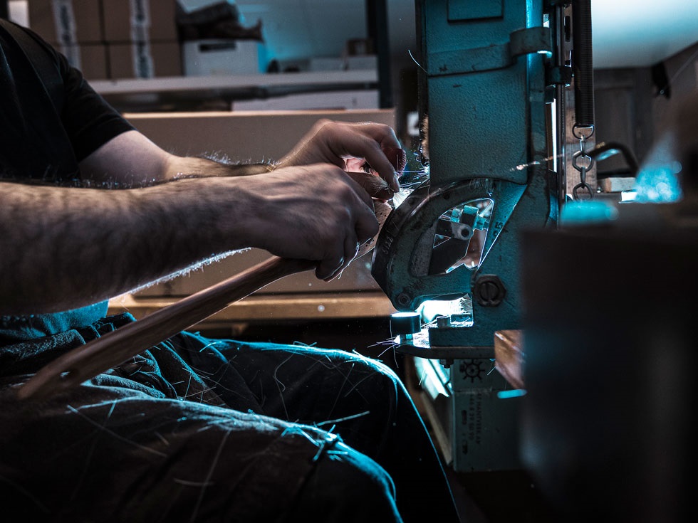 En av de anställda arbetar vid en bindelmaskin.